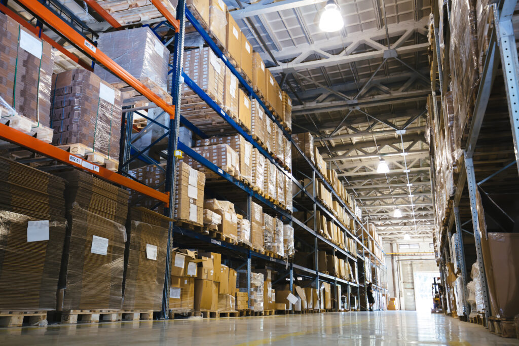 Grote magazijnstellingen met dozen, klaar voor fulfilment voor webshop.