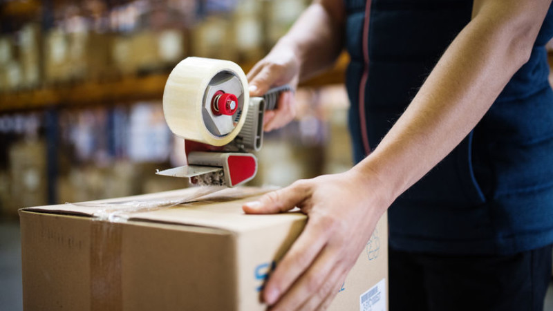 Medewerker van Titan Fulfilment verpakt een doos voor effectief voorraadbeheer.